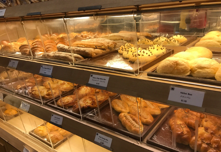 新加坡面包店的营业额差异巨大，主要受店铺类型、地理位置、品牌知名度和业务模式影响